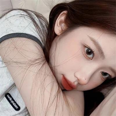 黑白照片的少女